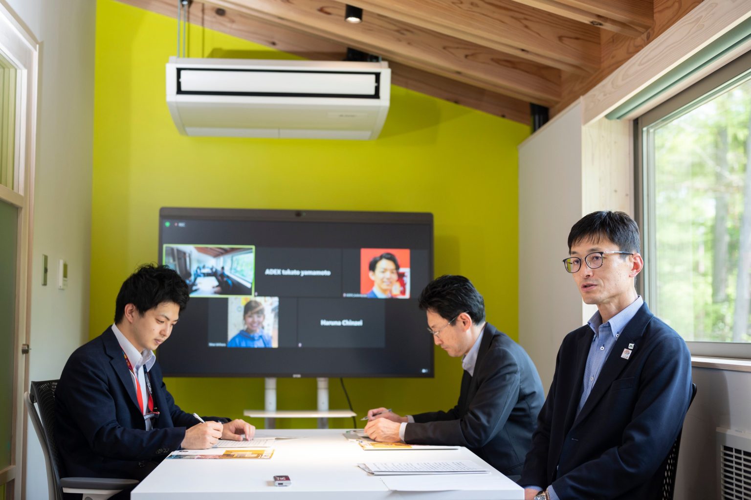 Zoom Rooms を完備した会議室内の様子