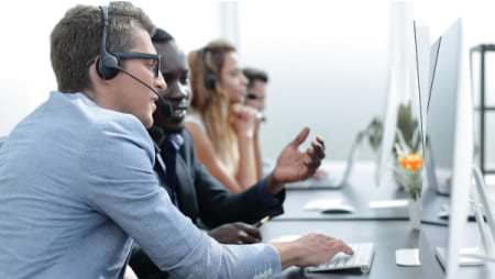 employés en pleine collaboration