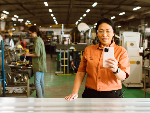 Femme prenant une photo avec son téléphone