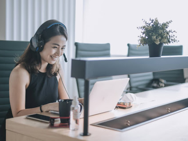 Người phụ nữ ngồi ở bàn hội nghị
