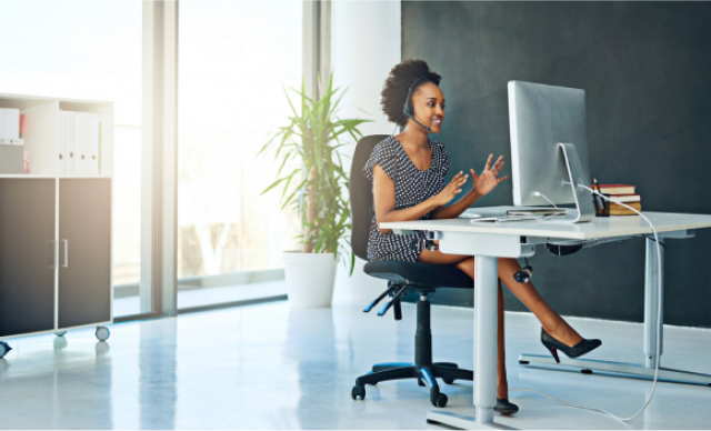 Femmes travaillant avec Zoom en fin de journée