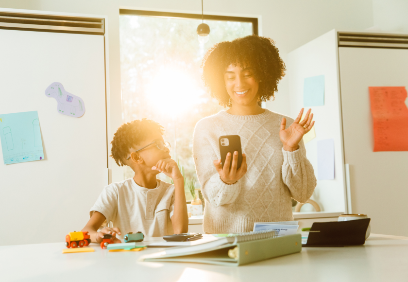 Femme réalisant un appel vidéo sur son téléphone