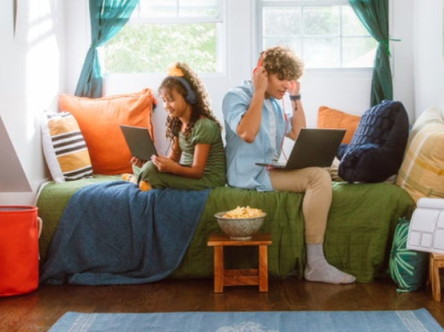 Étudiants participant à une classe virtuelle depuis leur domicile