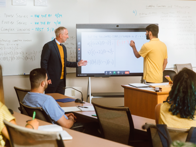 Lehrer und Schüler am Whiteboard