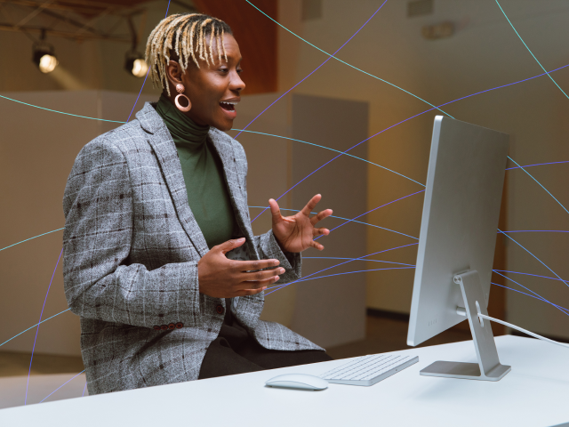 Femme utilisant un ordinateur