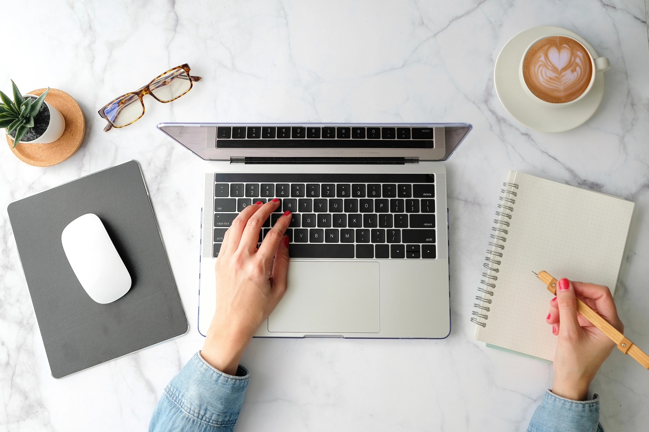 Ordinateur et bloc-notes