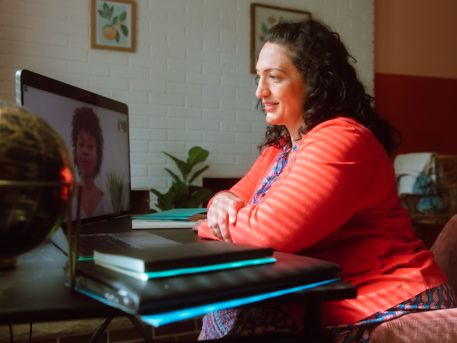 Femme à son bureau