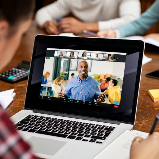 Insegnante che fa lezione in videochiamata
