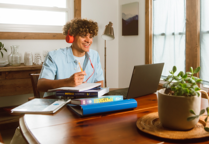 Studente che apprende al computer