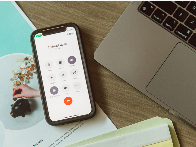 telefon på skrivbord