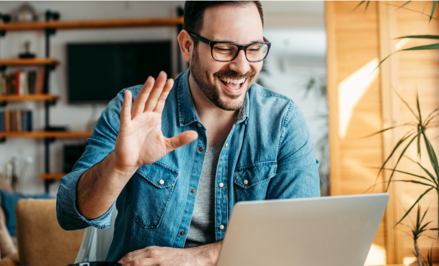Homme saluant de la main sur Zoom Meetings