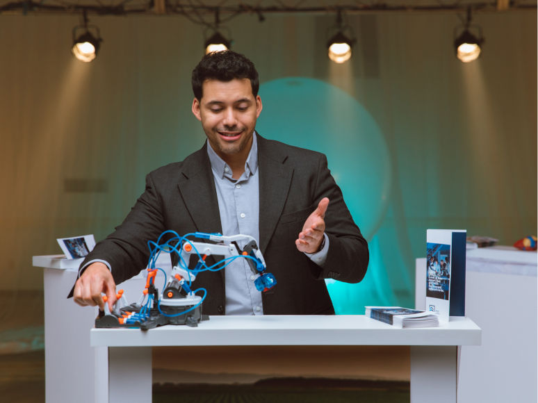 Mann mit Roboterarm-Display