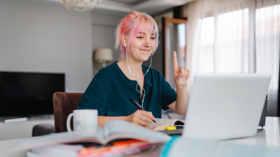 Étudiant avec le doigt en l’air
