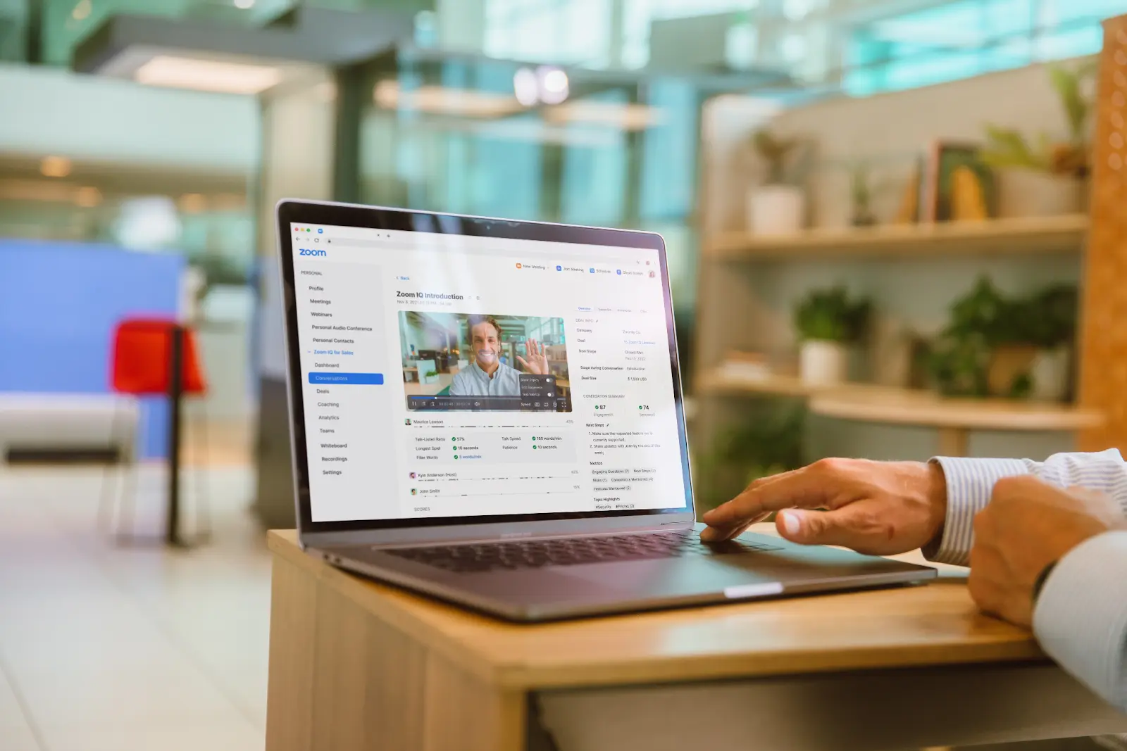 Zoom Revenue Accelerator auf einem Laptop