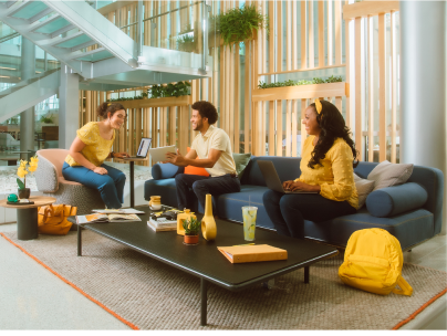 Eine Gruppe sitzt in einer Lobby