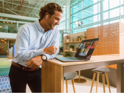 Zoom Meetings を使用している男性