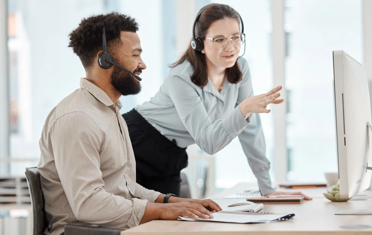 The complete guide to call center coaching + 9 strategies