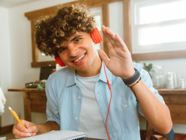 Étudiant faisant un signe de la main