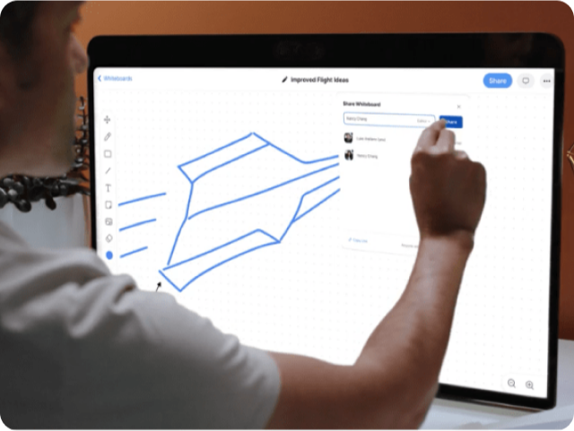 Hombre trabajando en un equipo con pantalla táctil