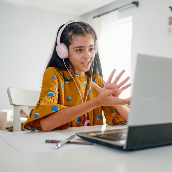 Fille applaudissant devant un ordinateur portable