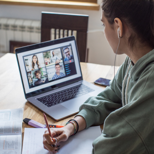 Mujer tomando notas en Zoom Meetings
