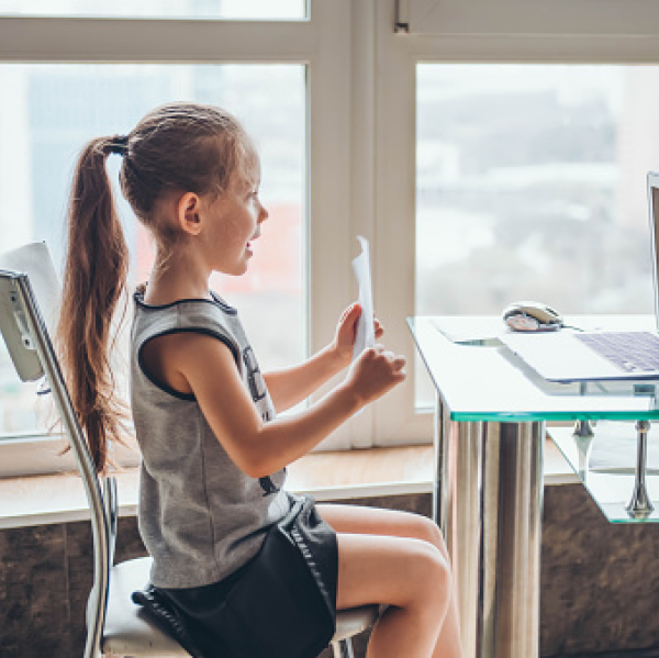 Bambina che mostra la carta alla riunione virtuale