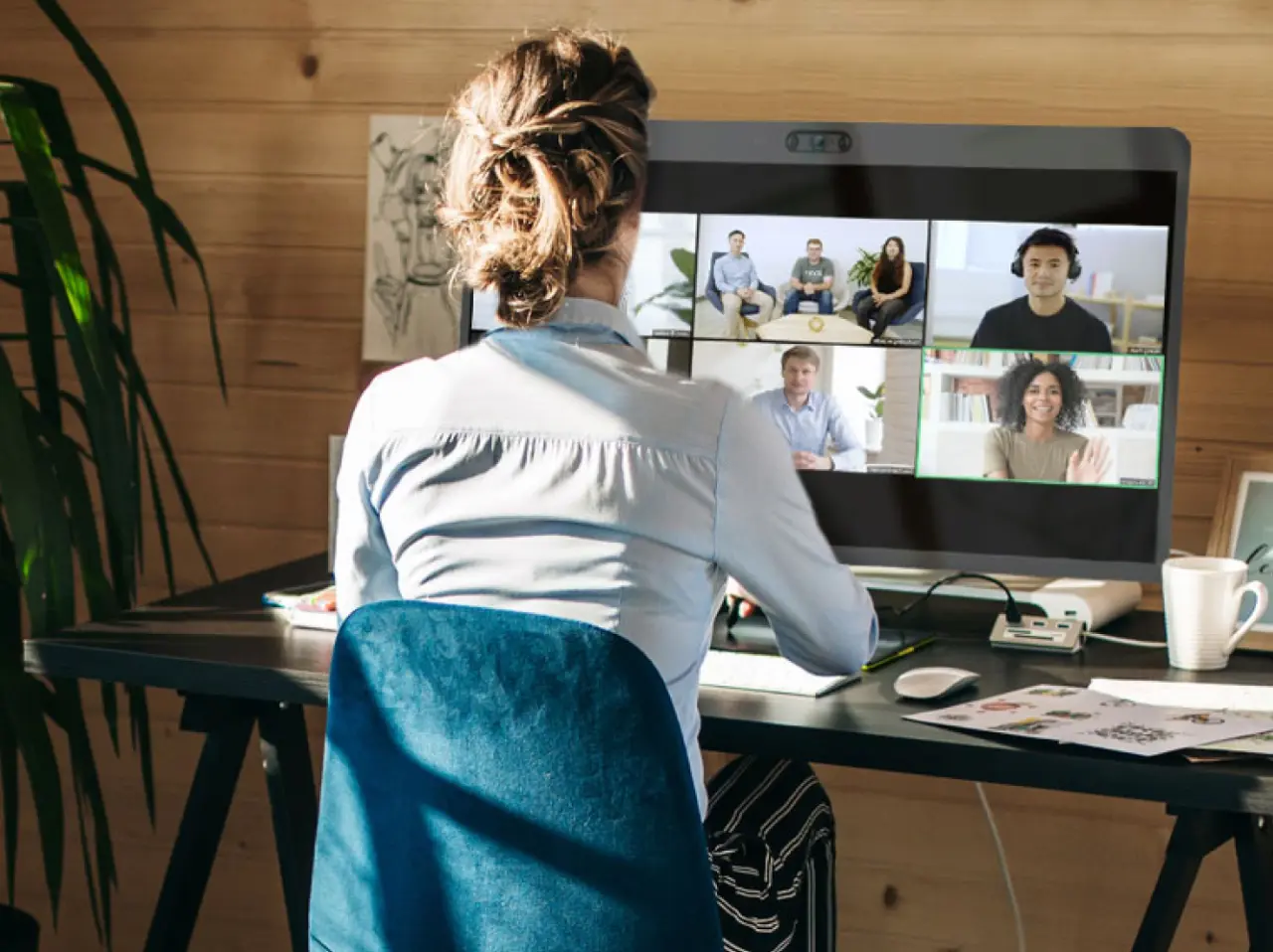 ホームオフィスで Zoom ミーティング中の女性