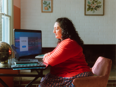 Mujer en la oficina en casa