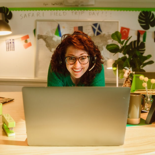 Vrouw die lesgeeft op een computer