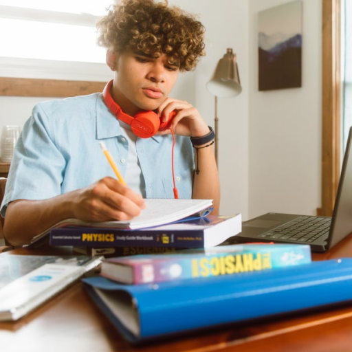 Alumno trabajando en física