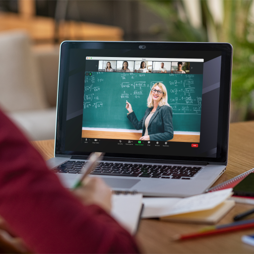 Étudiant travaillant sur un ordinateur