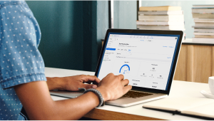 Persona che utilizza un laptop