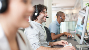 Personnes dans un bureau