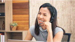 Người phụ nữ đang mỉm cười