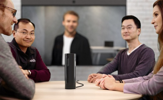 Personnes autour d’une table de conférence