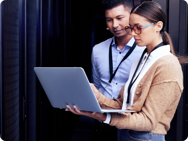 Donna e uomo che guardano il computer