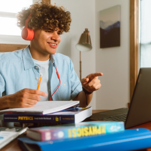Student die op de computer leert