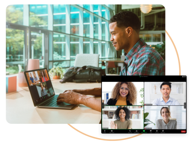 Người đàn ông đang gõ phím bằng Zoom Team Chat