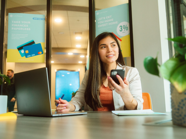 Mujer sosteniendo teléfono celular