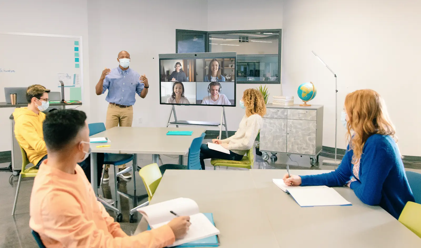 5 formas en las que Zoom Rooms mejora las aulas híbridas