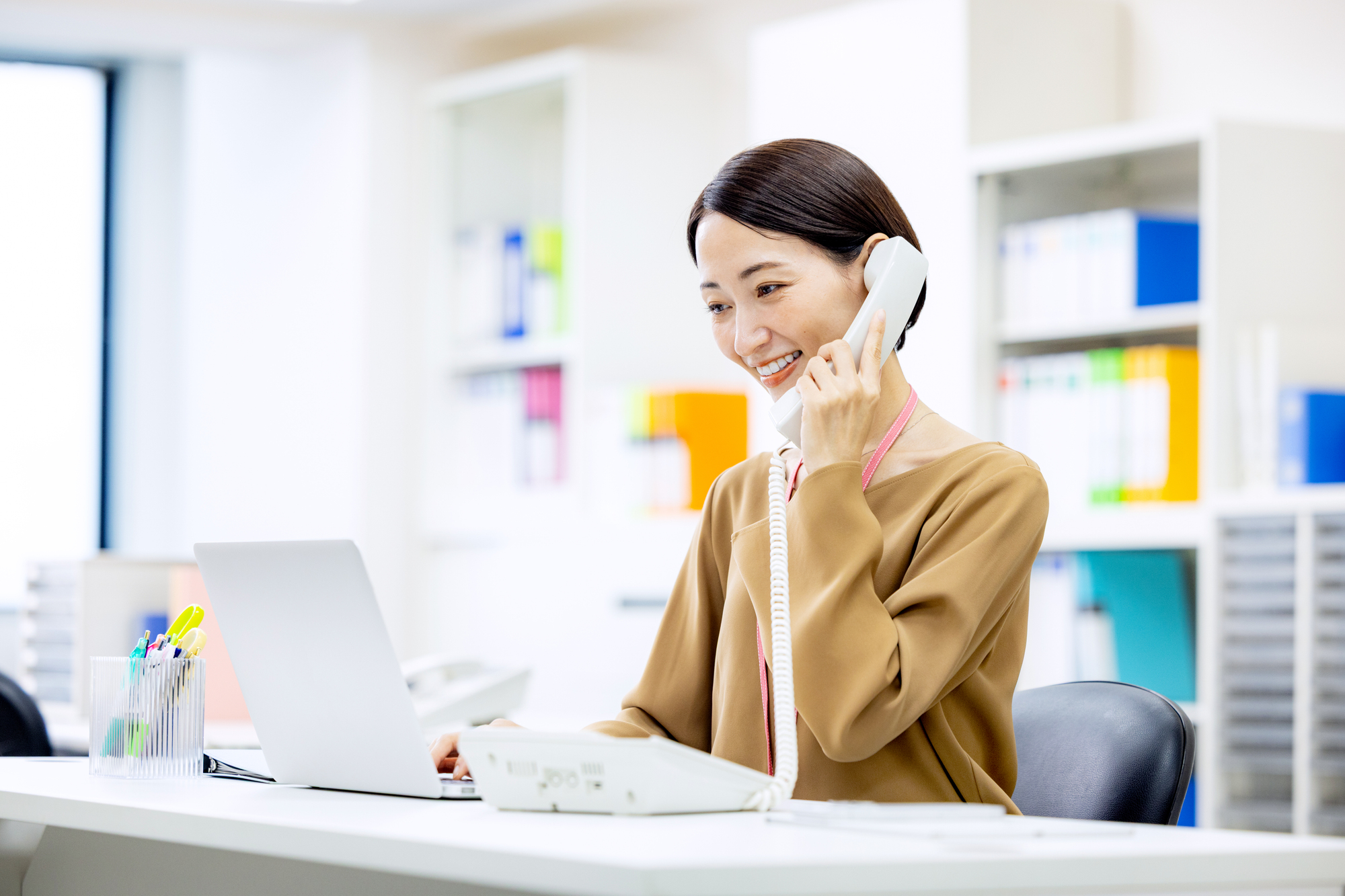 アウトバウンド営業とは？インバウンドとの違いや基本フロー、属人化を防ぐAIツール活用術