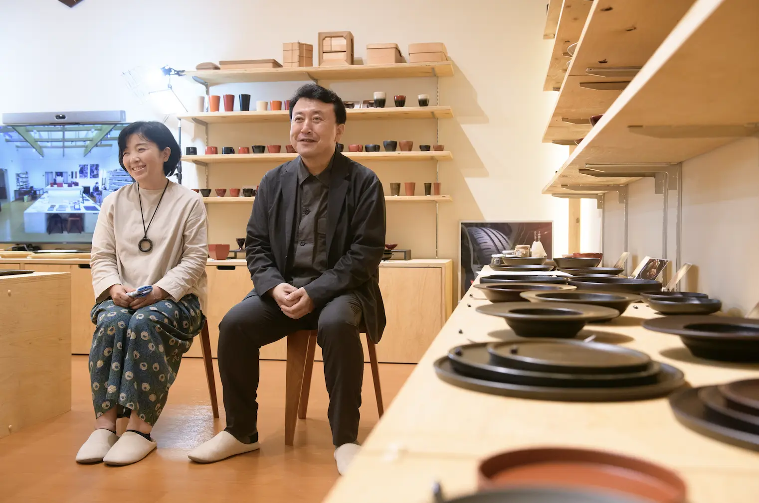 左奥のディスプレイや Neat 製品と Zoom を使い、店内で商談やライブコマースを実施している