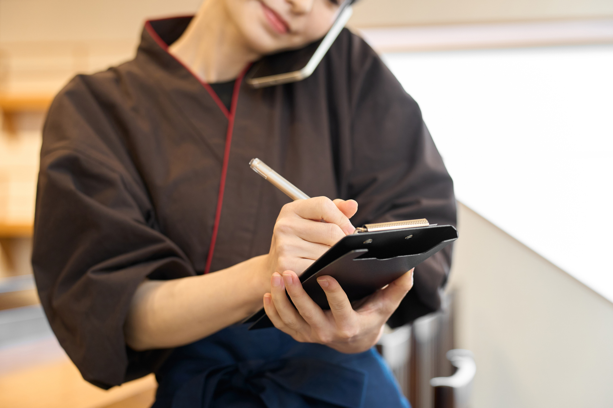【例文付き】飲食店の電話対応マニュアルを紹介！基本マナーやシーン別の対応・ツール活用について